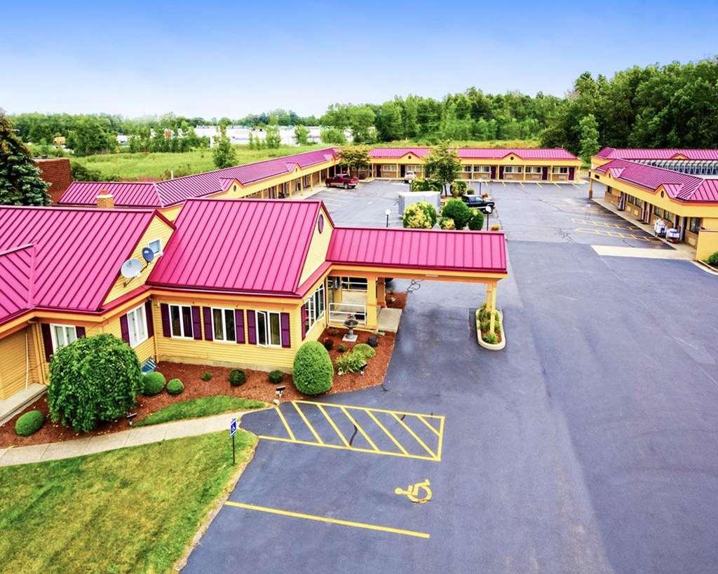 Amherst Inn&Suites Exterior foto