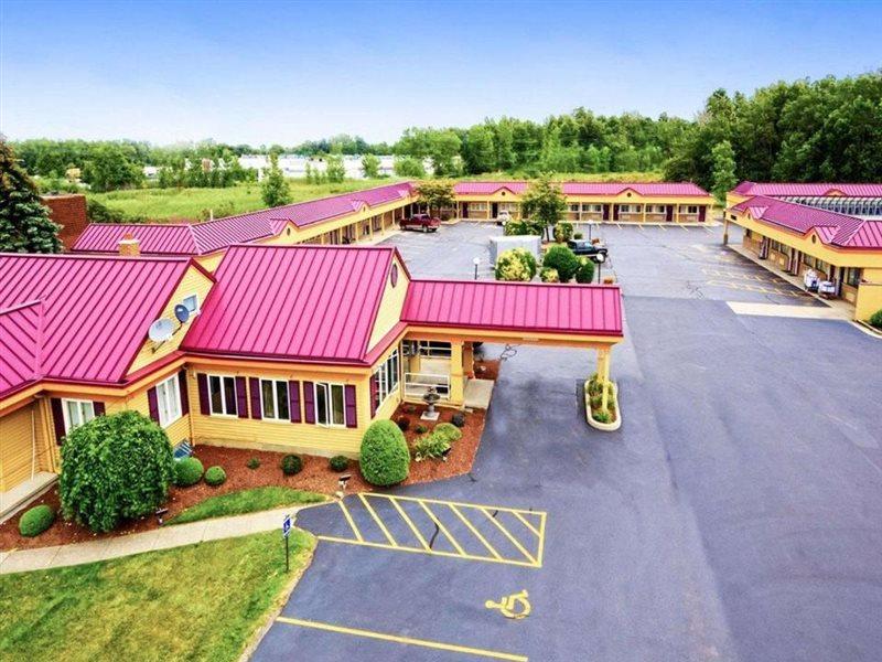 Amherst Inn&Suites Exterior foto